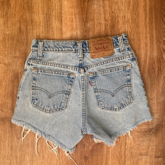 Vintage distressed cutoff Levi’s jean shorts - Picture 2 of 5